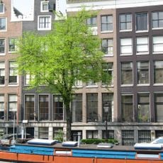 Pand met gevel onder rechte lijst