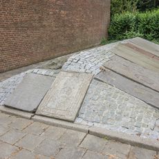 Twee rijen grafzerken, op het oude kerkhof bij de ingang van de moderne kerk