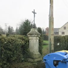 Kříž na rozcestí v Kamenné ulici v Boleticích nad Labem