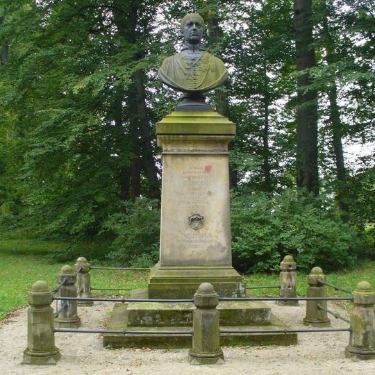 Pomník kardinála Rudolfa Jana v Podzámecké zahradě v Kroměříži