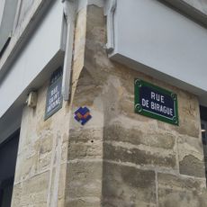 Tete extraterrestre violet avec yeux rouges