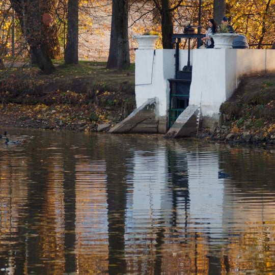 Плотина со спуском на р. Любуче