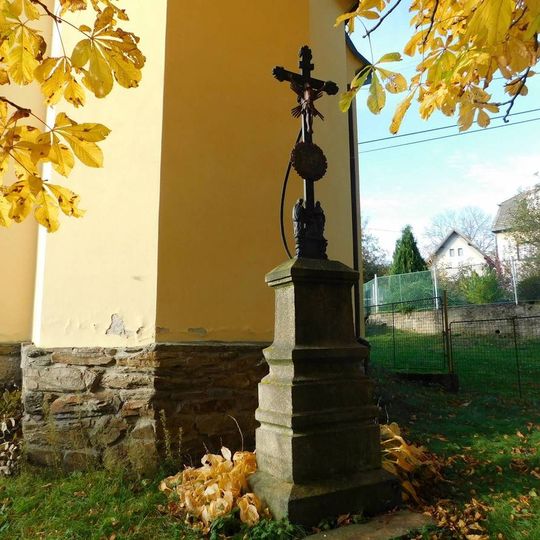 Kříž u kaple v Tomicích