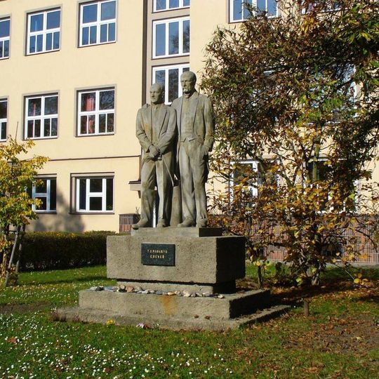 Sousoší Edvarda Beneše a Tomáše Garigue Masaryka u školy v Komenského ulici ve Štětí