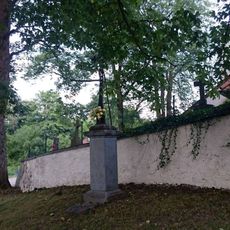 Kříž na návsi v Bedřichovicích