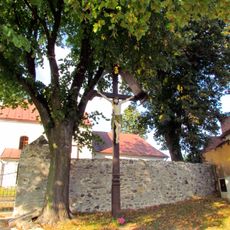 Kříž u kostela sv. Václava v Chlumu
