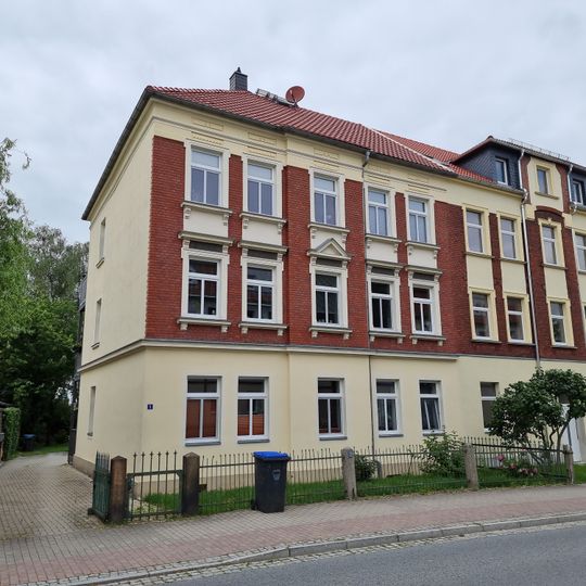 Mietshaus in halboffener Bebauung Belmsdorfer Straße 1