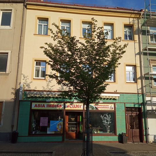 Wohnhaus in geschlossener Bebauung mit Hinterhaus und Nebengebäude Schloßstraße 11