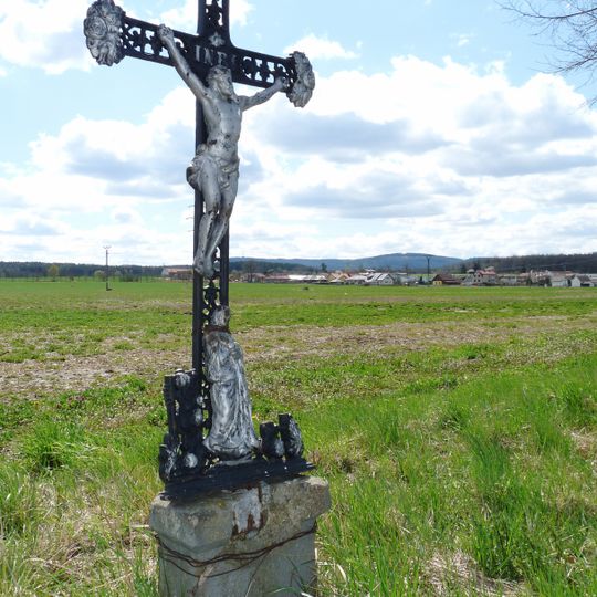 Kříž východně od Dubného u silnice