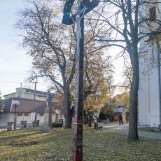 Dřevěný kříž u kostela