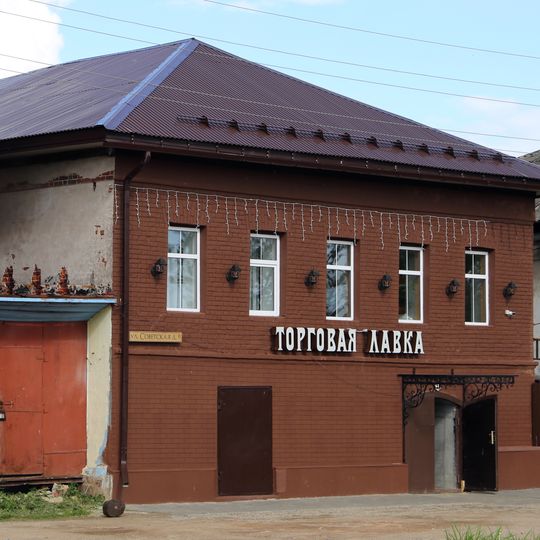 Жилой дом с лавками