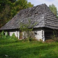 D. szpital dla ubogich, drewn., k. XIX (przeniesiony w 1991 r. z Targowisk, pow. Krosno)