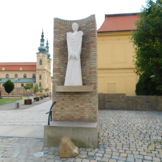 Socha svatého Metoděje ve vstupu do poutního areálu na Velehradě
