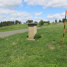 Podstavec sochy svaté Rodiny na rozcestí ke hřbitovu u kláštera v Teplé