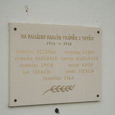 Pamětní deska obětem 1. sv. války na kapli ve Vevčicích