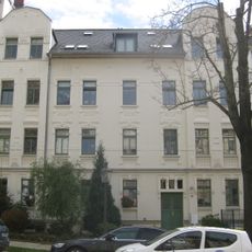 Mietshaus in geschlossener Bebauung mit Vorgarten Münchner Straße 8