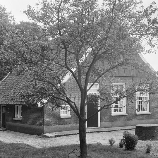 Eenvoudige boerderijtje onder pannen zadeldak