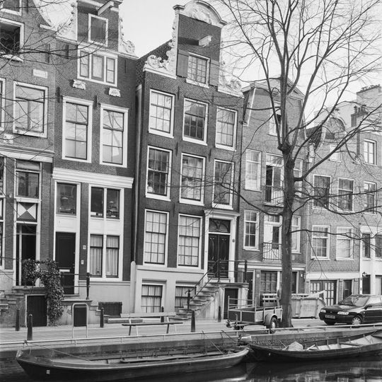 Huis, vanwege de zandstenen afdekkingen van de klokvormige top