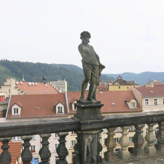 Socha Hefaista na balustrádě Růžové zahrady zámku v Děčíně