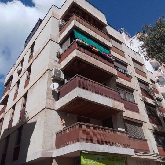 Edificio de viviendas y locales comerciales