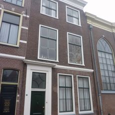 Pand met lijstgevel. Onderbouw ten dele verminkt