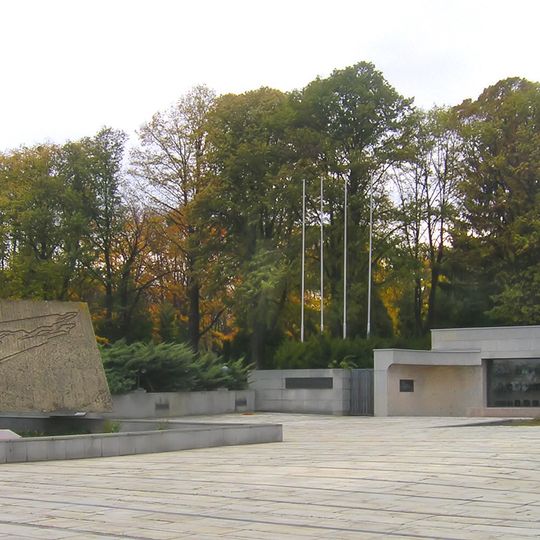 Betonový monument na čestném pohřebišti sovětských vojáků na Ústředním hřbitově v Brně