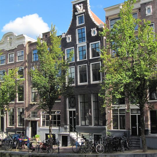 Pand met klokgevel met twee oeils-de-boeuf