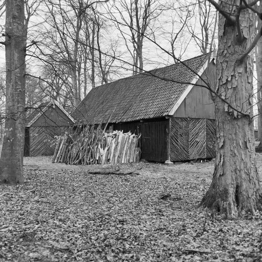 Dubbele eikelschuur onder met Hollandse pannen gedekt zadeldak