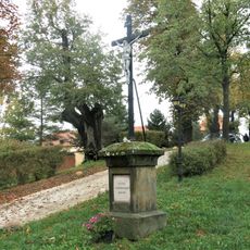 Kříž u kostela v Tachlovicích