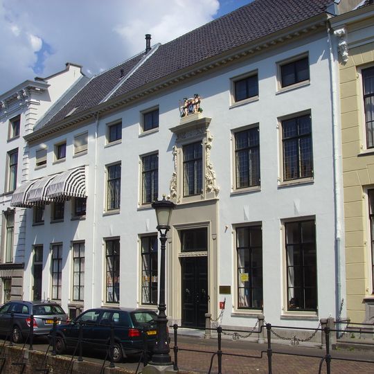 Statig grachtenhuis met rechte kroonlijst