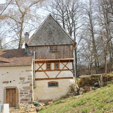 Wohnhaus und rechtwinklig angebaute Steinscheune, straßenbegleitende Stützmauer (Bruchstein) und Mauer der Grundstückseinfriedung Blösa 14