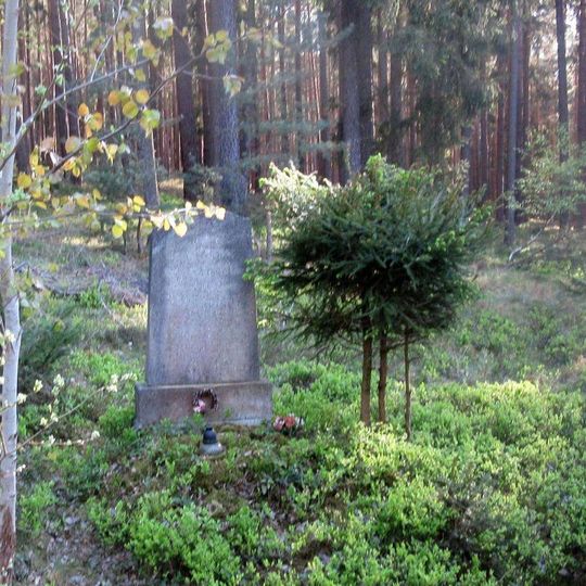Památník severozápadně od Horního Hradiště