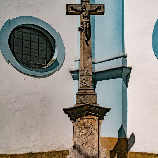 Kříž u zdi kostela svatého Václava v Žamberku