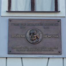 Pamětní deska Boženy Němcové na domě Husovo náměstí 47 v Polné