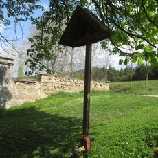 Kříž u kostela v Nečtinech