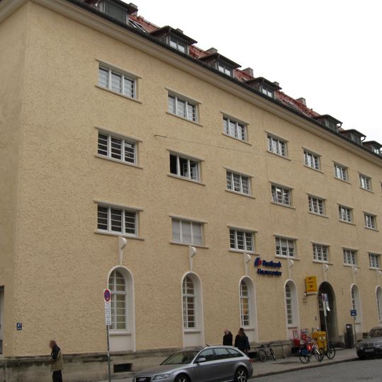 Postgebäude mit Postamt München 12