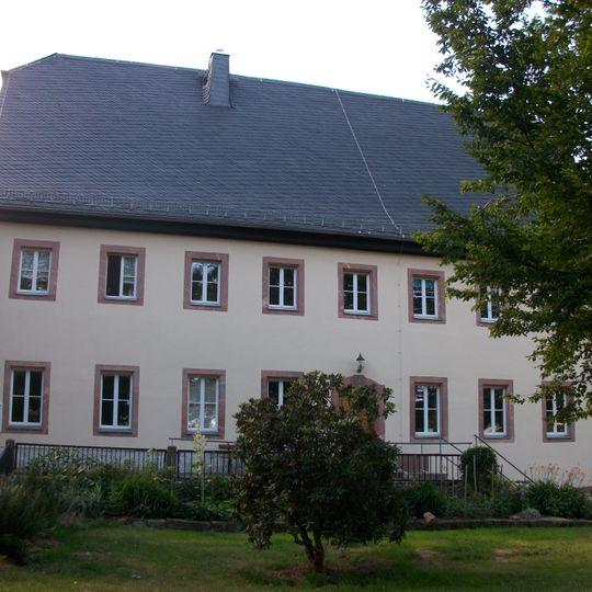 Pfarrhaus und Seitengebäude Dorfstraße 58