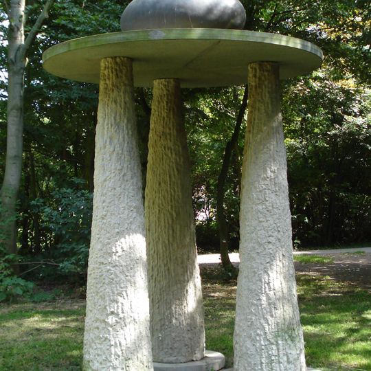 Drie zuilen, afgedekt door een schijf