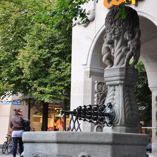 Brunnenanlage mit Reliefs und Putten