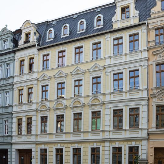 Mietshaus in geschlossener Bebauung mit Vorgarten Augustastraße 22