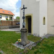 Kříž u kaple v Budíkově