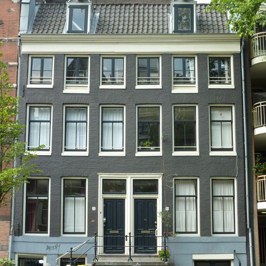 Twee huizen achter gezamenlijke gevel onder rechte lijst met dakkapellen