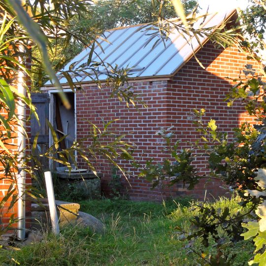 Hok bij arbeiderswoning