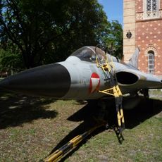 Avion érigé en monument