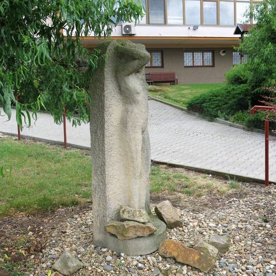 Kamenná plastika Dívka u Domova seniorů v Bystřanech