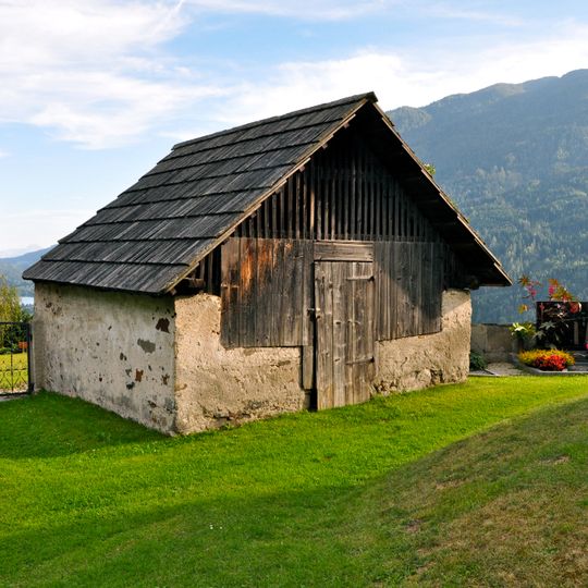 Alter Friedhof und gotischer Bau