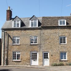 24 And 26, Horsefair