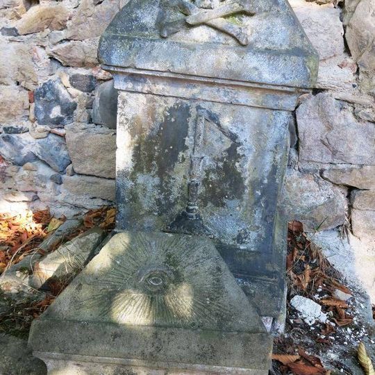 Rozvalený podstavec s ulomeným křížem u kostela v osadě Želina