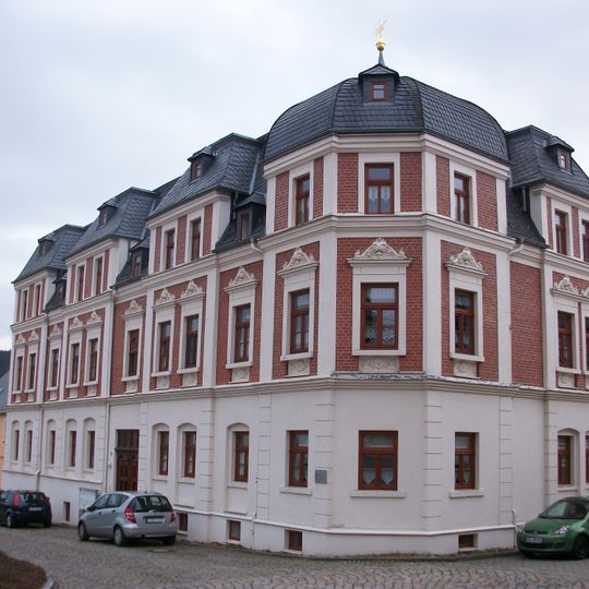 Wohnhaus in Ecklage und in offener Bebauung Kirchplatz 11