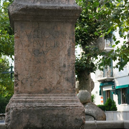 Fontana con cippo romano